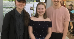 Trois étudiants souriant devant la caméra
