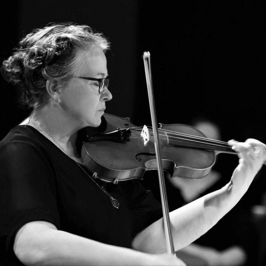 L'enseignante de violon à l'école de musique de Chicoutimi, Marie-Madeleine Riverin, lors du concert de «La Corderie».