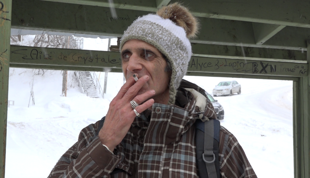 Les résidents fument et discutent dehors sous la neige (Photo : Amandine Rossato)