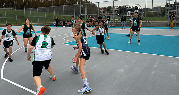 Les jeunes de l’école secondaire des Grandes-Marées étaient en forme lors du premier match amical joué sur le nouveau terrain de basket, au parc Adrien-Gilbert. (Photo : Kevin Duquette-Goulet)