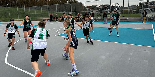 Les jeunes de l’école secondaire des Grandes-Marées étaient en forme lors du premier match amical joué sur le nouveau terrain de basket, au parc Adrien-Gilbert. (Photo : Kevin Duquette-Goulet)