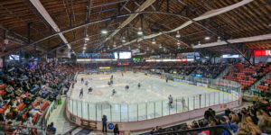 Le Centre Georges-Vézina, maintenant âgé de 75 ans, devrait subir d’importants travaux pour qu’il puisse accueillir d’importants rendez-vous de la Ligue canadienne de hockey (LCH). (Photo : Victor Carré)