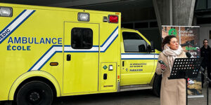 La nouvelle ambulance-école est un véhicule âgé d’à peine 10 ans, qui pourra fonctionner selon Paraxion pourra servir longtemps aux étudiants de la formation collégienne de Chicoutimi. Photo : Kevin Duquette-Goulet 