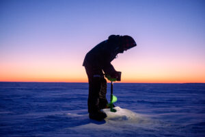 Charles Dufour pratique la pêche blanche sur glace depuis 20 ans. Son entreprise, Aventure-Lac-Saint-Jean, profite du climat enviable par rapport à d’autres régions du Québec. Photo : Courtoisie Charles Dufour