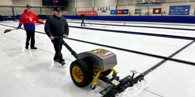 La glace des cinq plateaux est sans arrêt surveillée par des techniciens de Curling Québec. Photo : Kevin Duquette-Goulet