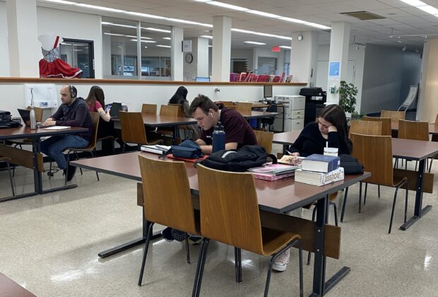 Des élèves étudient à la bibliothèque du Cégep de Jonquière.