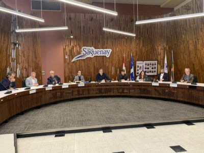 La séance du conseil d’arrondissement ne s’est pas tenue à Jonquière, mais bien à l’hôtel de ville de Saguenay, à Chicoutimi. Photo : Louis THUET
