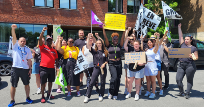 Depuis 2022, les travailleurs dans les organismes communautaires sont de plus en plus nombreux à faire grève. La pandémie ayant pour conséquence de baisser les financements de ces organismes et le salaire de leurs employés. Crédit photo : FSSS-CSN