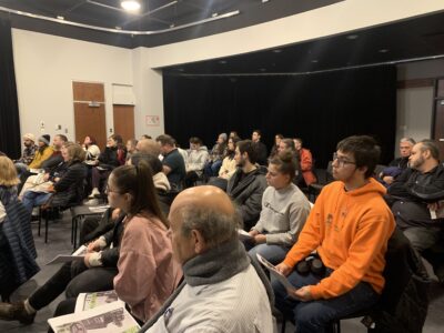 personnes assistants à la conférence