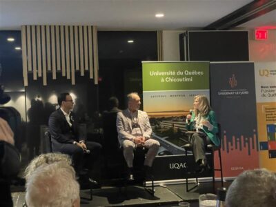 La conférence était animée par Sandra Rossignol, présidente de la Chambre de commerce et d’industrie Saguenay-Le Fjord, aux côtés de Ghislain Samson, recteur de l’Université du Québec à Chicoutimi, et Alexandre Cloutier, président de l’Université du Québec. Photo : Lisa Tourniaire