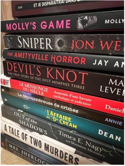 Tas de livres de true crime.