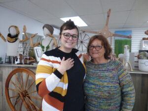Émilie Bellemare et sa maman posent dans l'atelier-boutique l'Attirail