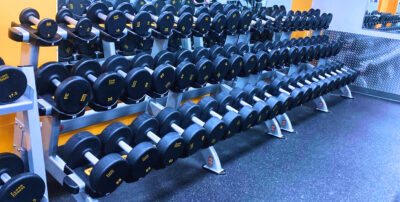 Une étagère de poids libre dans un gym