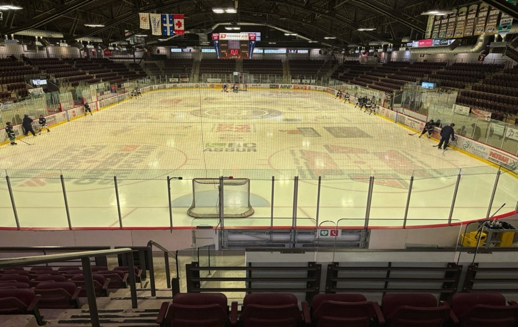 Une pratique de hockey mineur prenant place au palais des sports. 