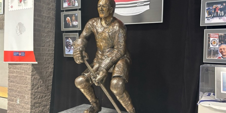 Une statue de métal qui représente un joueur de hockey.