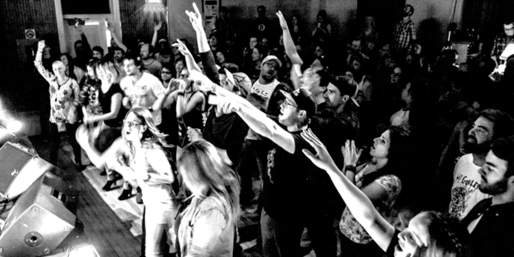 Une foule au Vieux-Couvent