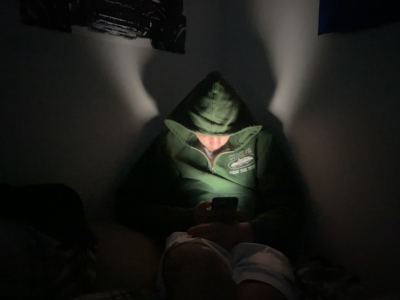 une image d'illustration d'un jeune homme sur son téléphone.