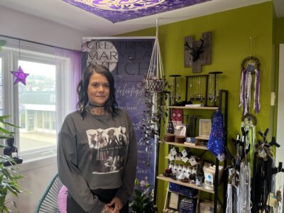 Mary La Witch devant ses créations