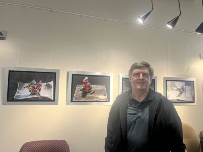 Alain Ruelland devant ses photos.
