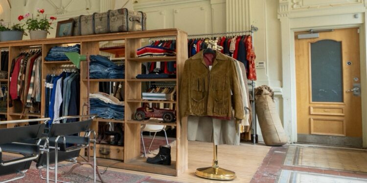 Plusieurs boutiques de vêtements vintage s’installent dans des locaux avec une esthétique qui rappelle celle de leurs produits, comme The Thirteen Club, à Québec. (Photo : courtoisie)