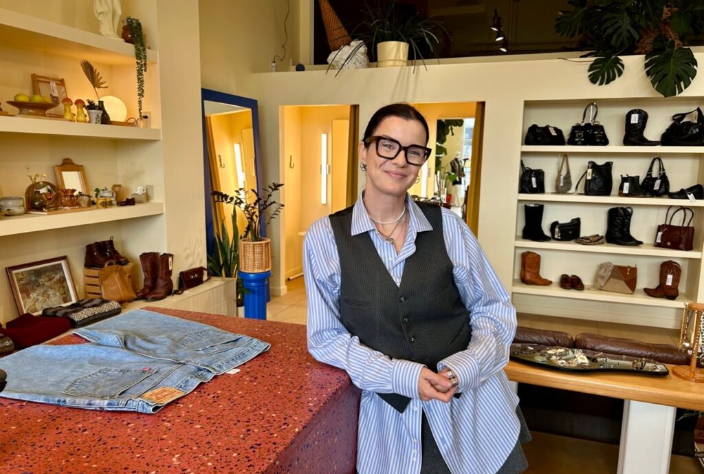 La boutique de Marilyn Bouchard accueille une clientèle assez jeune, souvent âgée entre 16 et 30 ans. (Photo : Félix-Antoine Turgeon)