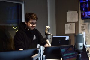 Laurent Bourque vit avec le syndrome de la Tourette. Il étudie en Radio au Cégep de Jonquière