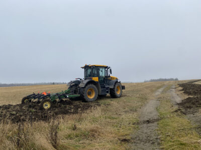 terres agricoles et tracteur