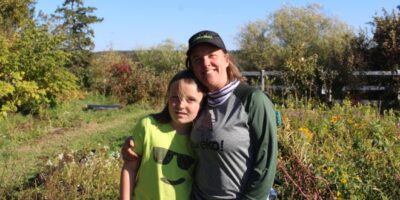 Mary-Lise Chrétien et son fils sur le terrain de la pépinière éducative Eurêko à Chicoutimi
