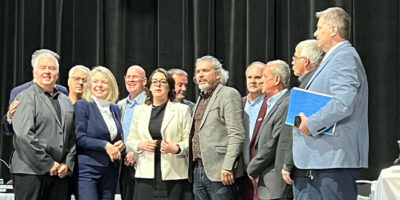 Les conseillers Kevin Armstrong, Mireille Jean, Jimmy Bouchard, Marc Bouchard ainsi que Jean-Marc Crevier ne demandent pas à la population de les réélire. (Photo : Sarah Champoux)