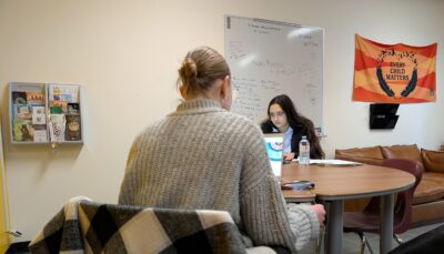 Au sein du local Mamu [ensemble en innu], une étudiante autochtone et allochtone étudient au Cégep de Jonquière. Photo : Virgile REVELLE