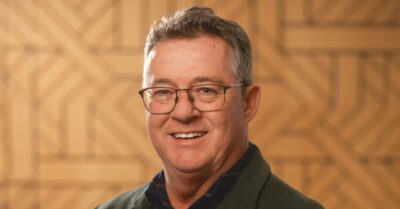 Louis Ouellet, souriant sur fond neutre