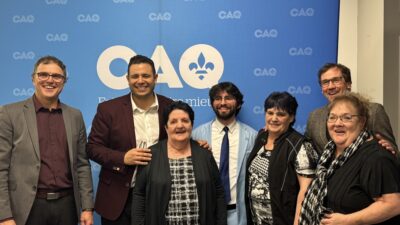 Toute la famille de Francis était présente pour l’occasion ainsi que le député Yannick Gagnon et deux ministres du parti. (Photo : Isolyne Chapeyrou)