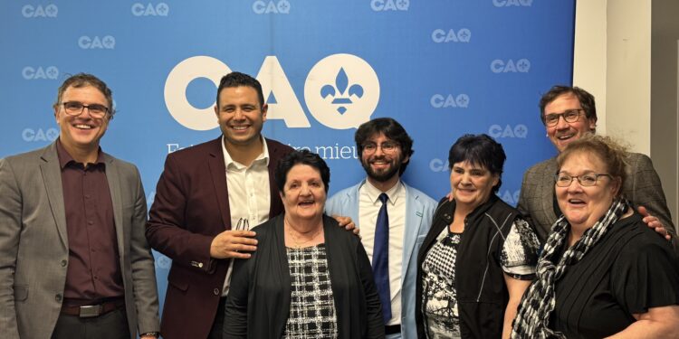 Toute la famille de Francis était présente pour l’occasion ainsi que le député Yannick Gagnon et deux ministres du parti. (Photo : Isolyne Chapeyrou)