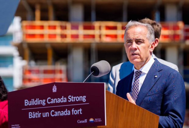 Photo de Mark Carney en conférence de presse avec le slogan : Un Canada Fort