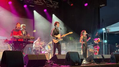 Le groupe de musique Zébulon en prestation sur la scène