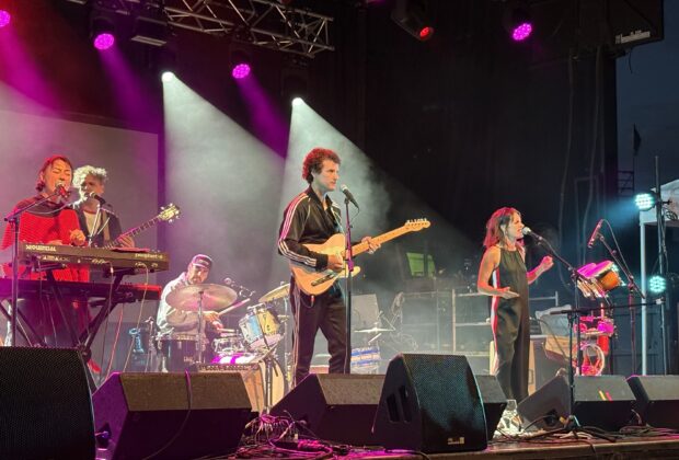Le groupe de musique Zébulon en prestation sur la scène
