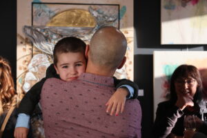 Un père et son fils parcourant la galerie.