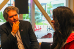Jimmy Bouchard parle avec une citoyenne.