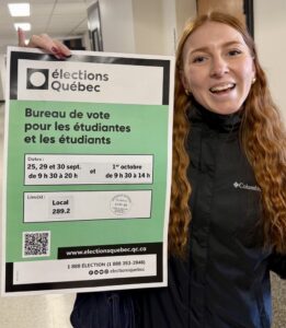 jeune avec l'affiche électoral