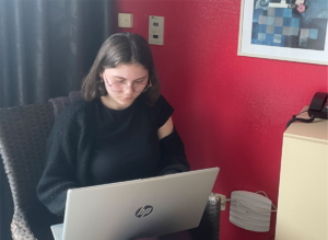 Une étudiante a son bureau