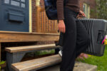 Femme qui quitte son foyer