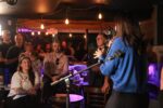 Ruba Ghazal lors d'un rassemblement de militants au Bar à Piton à Chicoutimi