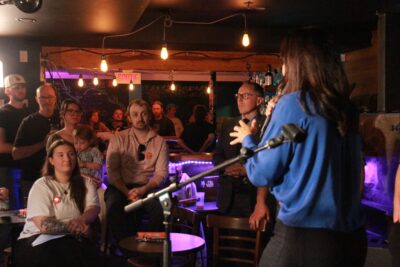 Ruba Ghazal lors d'un rassemblement de militants au Bar à Piton à Chicoutimi