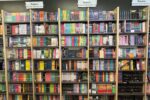 Livres jeunesse sur les étagères d'un Renaud-Bray.