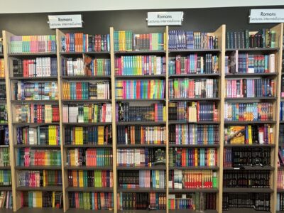 Livres jeunesse sur les étagères d'un Renaud-Bray.