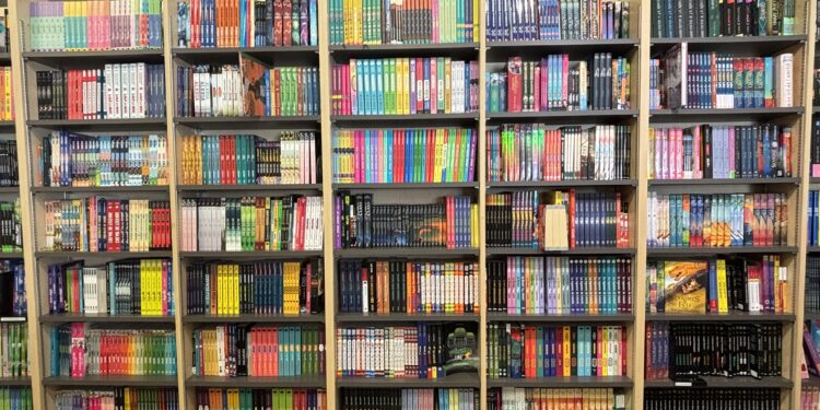 Livres jeunesse sur les étagères d'un Renaud-Bray.