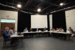 Membre du conseil qui expliquent les enjeux