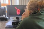 Une femme se concentre sur une forme 3D