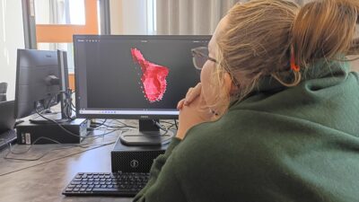 Une femme se concentre sur une forme 3D
