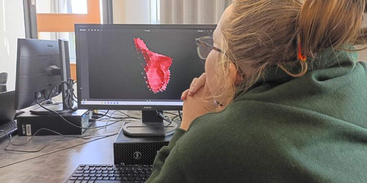 Une femme se concentre sur une forme 3D